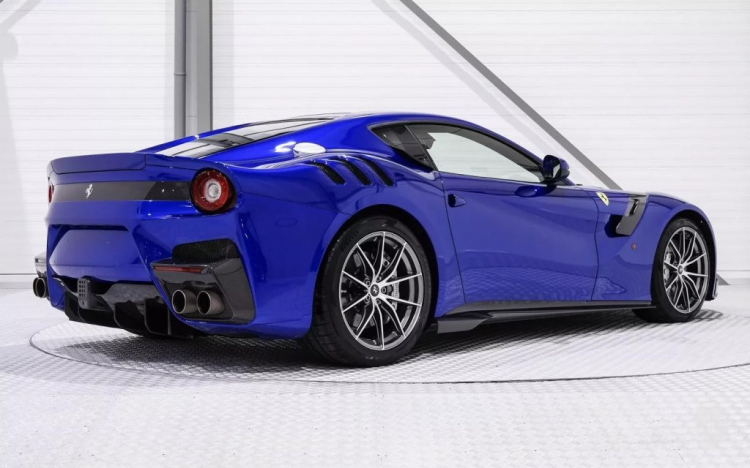 Ferrari F12tdf màu xanh Electric Blue độc quyền có giá gần triệu đô