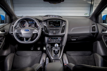 2016-Ford-Focus-RS-interior-view-03.jpg