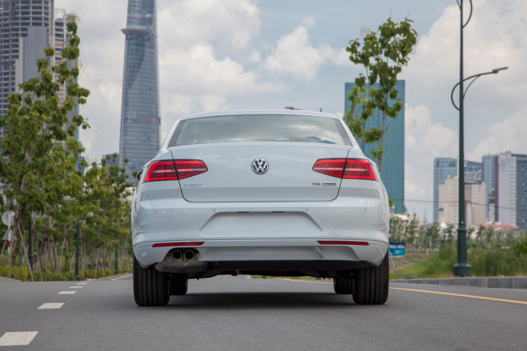 Volkswagen Passat BlueMotion 2017 chốt giá 1,45 tỷ đồng