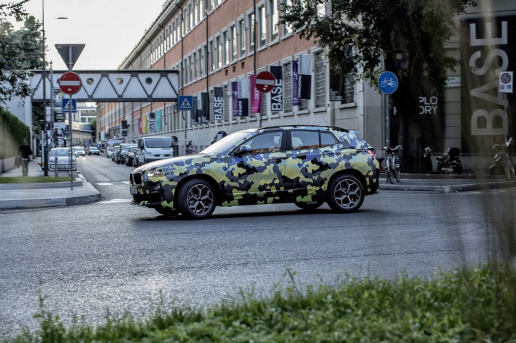 BMW X2 khoác áo Digital Camo dạo chơi Milan trong tuần lễ Fashion Week