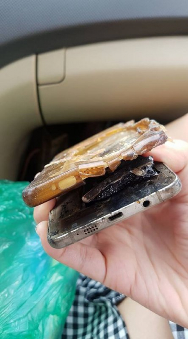 Điện thoại Samsung phát nổ trên xe hơi tại Hà Nội