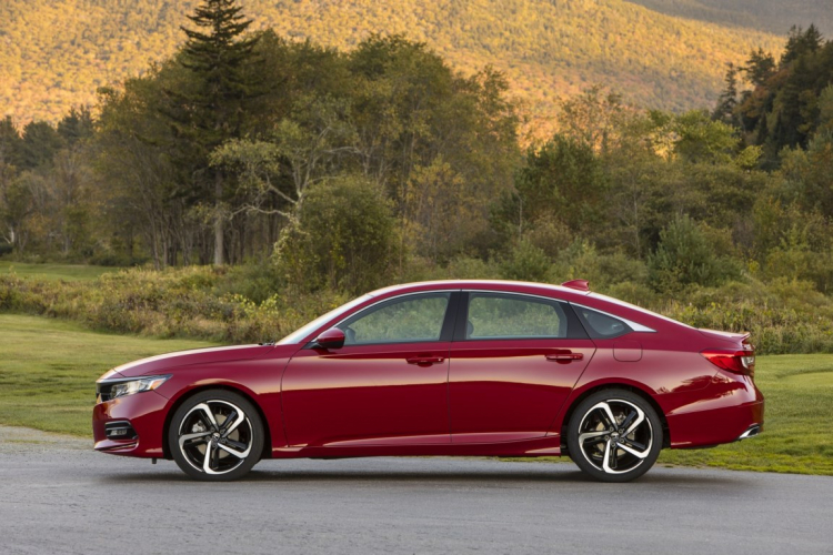 Honda Accord 2018 báo giá từ 23.570 USD