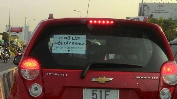 Nên tránh xa các bé mới lái xe...
