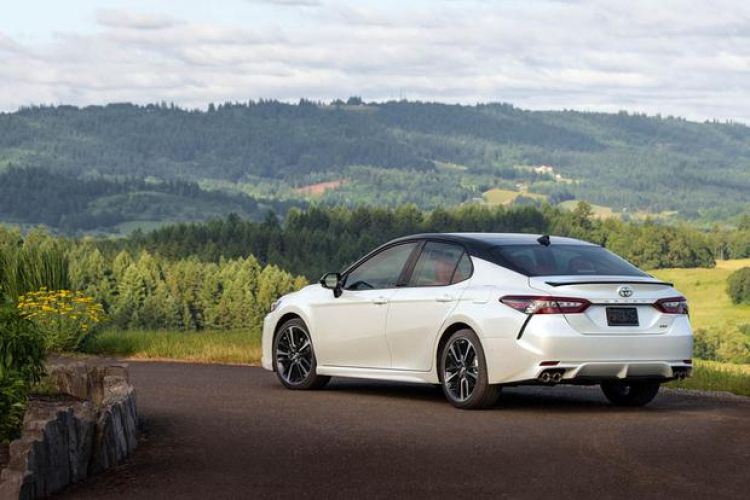 Toyota Camry 2017 có giá từ 997 triệu đồng tại Việt Nam