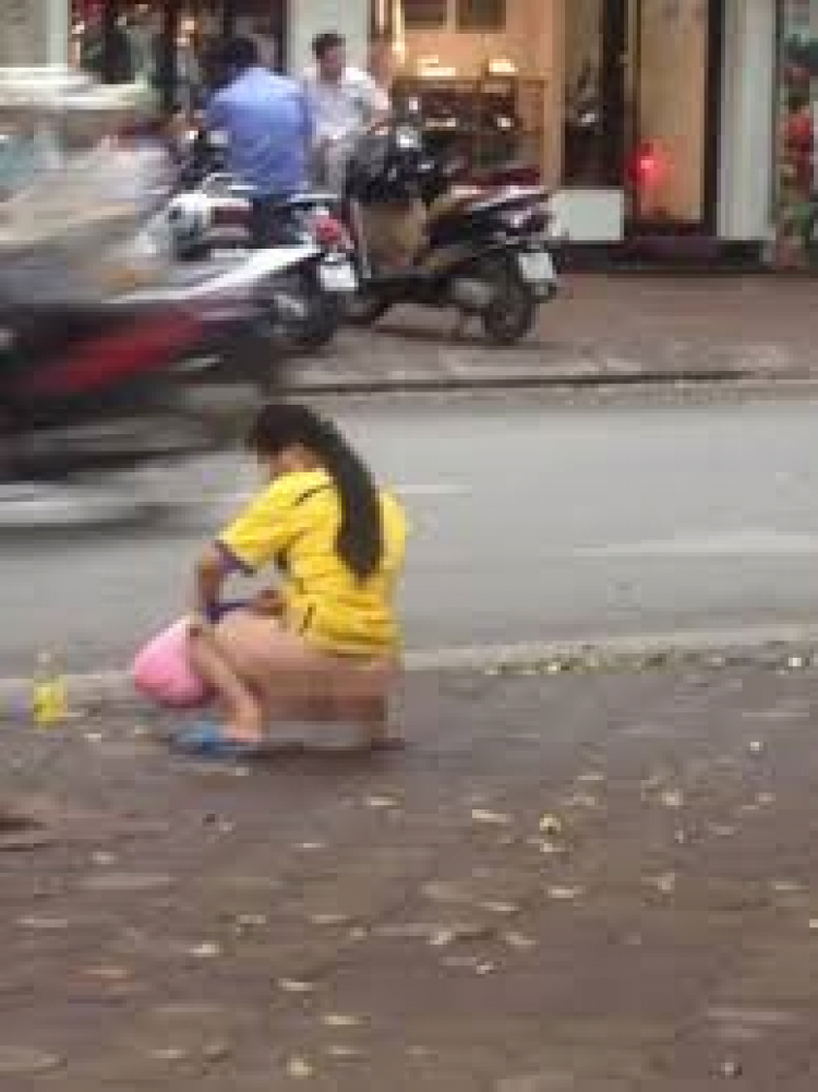 Tế nhị! Đang kẹt xe, vừa mắc lái cũng vừa mắc lái, làm sao? Tế nhị! Đang kẹt xe, vừa mắc lái cũng vừa mắc lái, làm sao?