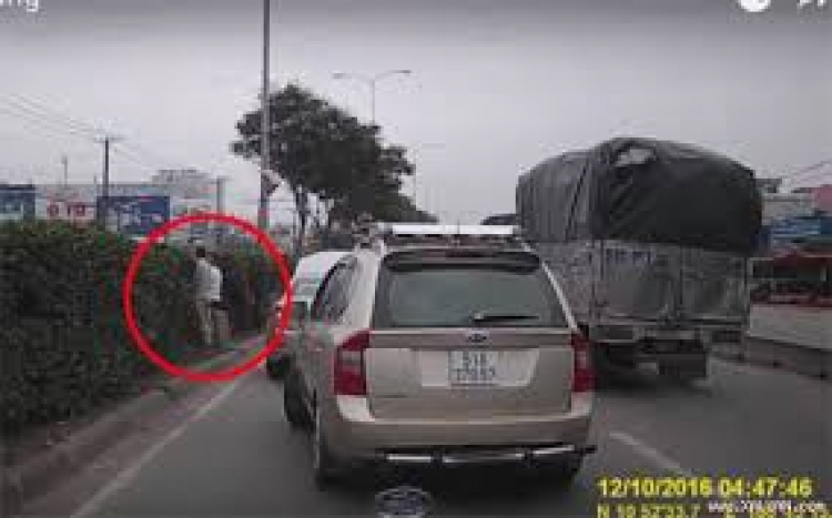 Tế nhị! Đang kẹt xe, vừa mắc lái cũng vừa mắc lái, làm sao? Tế nhị! Đang kẹt xe, vừa mắc lái cũng vừa mắc lái, làm sao?