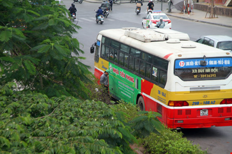 Tế nhị! Đang kẹt xe, vừa mắc lái cũng vừa mắc lái, làm sao? Tế nhị! Đang kẹt xe, vừa mắc lái cũng vừa mắc lái, làm sao?