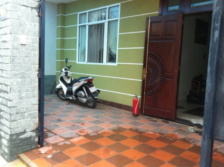 Nhờ hỗ trợ: Nhà xe như thế này, xe em có vào được không ? Nhờ hỗ trợ: Nhà xe như thế này, xe em có vào được không ?