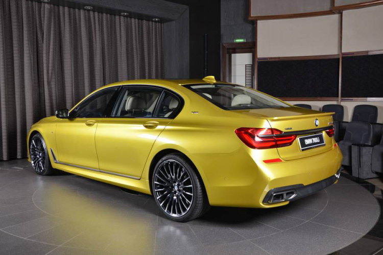 BMW M760Li nổi trội với màu sơn vàng độc đáo