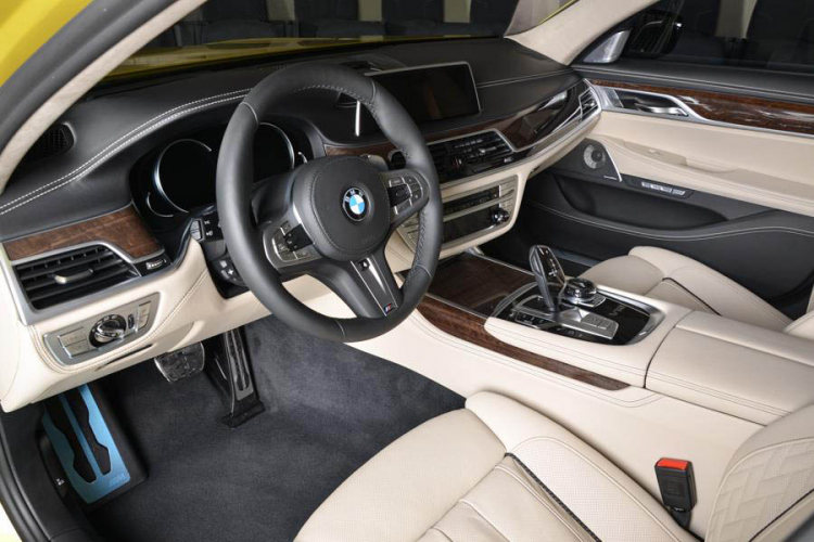 BMW M760Li nổi trội với màu sơn vàng độc đáo