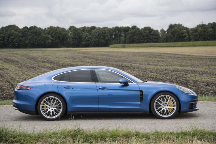 Porsche Panamera Turbo S E-Hybrid Sport Turismo màu tím cực độc