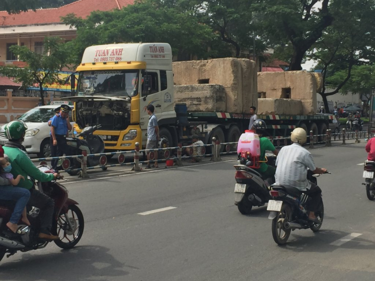 Mấy cục đá này nặng nhiêu tấn mấy anh?