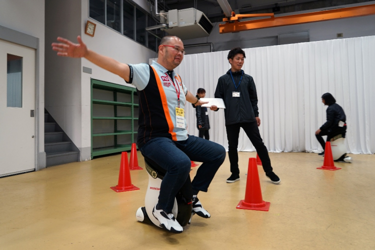 [TMS 2017] Sang Nhật Bản thử robot, cưỡi Cub điện, trải nghiệm xe Hydro