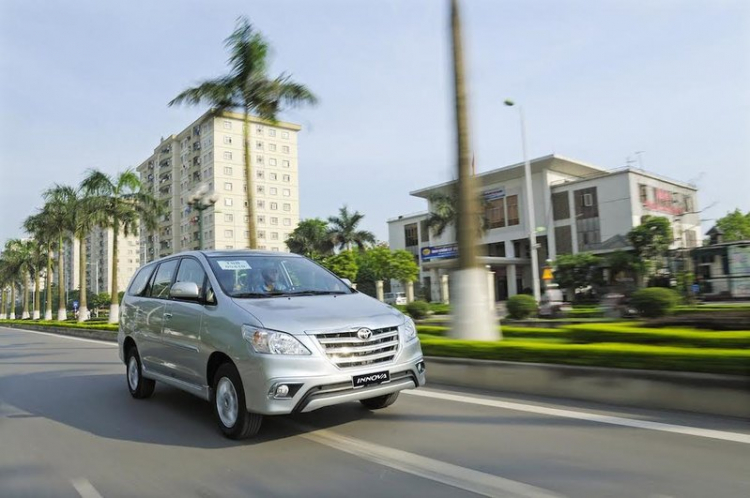 Tìm điểm khác biệt trên Toyota Innova phiên bản 2.0V