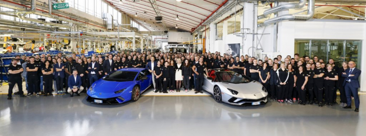 Lamborghini kỷ niệm chiếc Aventador thứ 7.000 và chiếc Huracan thứ 9.000