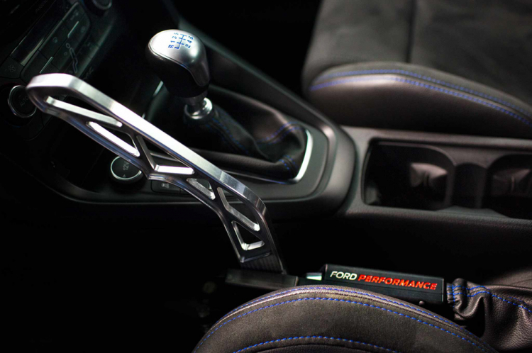 Ford Performance giới thiệu "gậy drift" cho Focus RS; giá 999 USD, chỉ dùng trong đường đua