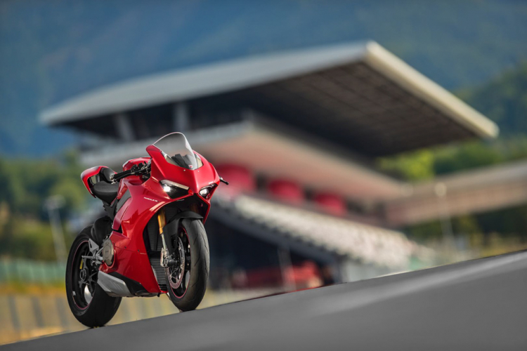 Ducati chính thức ra mắt superbike Panigale V4; 3 phiên bản, mạnh nhất là 226 mã lực