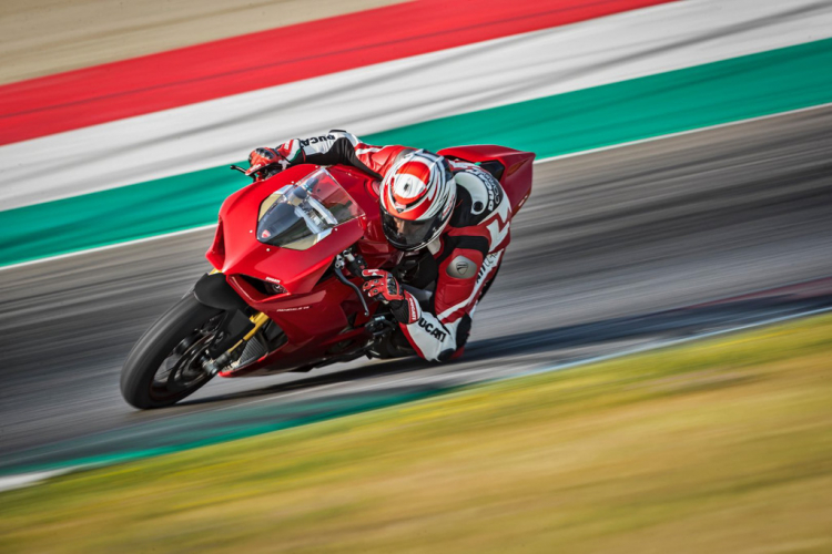 Ducati chính thức ra mắt superbike Panigale V4; 3 phiên bản, mạnh nhất là 226 mã lực
