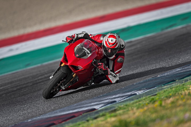 Ducati chính thức ra mắt superbike Panigale V4; 3 phiên bản, mạnh nhất là 226 mã lực
