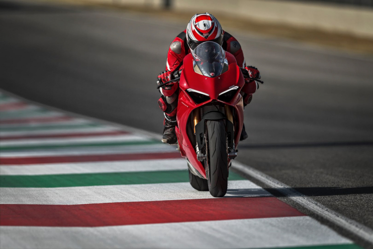 Ducati chính thức ra mắt superbike Panigale V4; 3 phiên bản, mạnh nhất là 226 mã lực