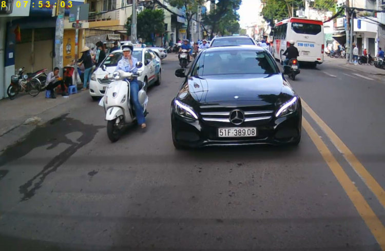 Tại sao camera hành trình phía sau quay hình ảnh bị ngược?