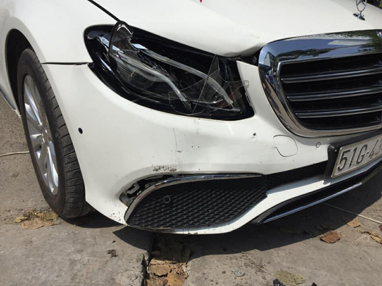 Nhân viên rửa xe đâm hỏng đèn pha E-Class, thiệt hại gần 200 triệu VNĐ