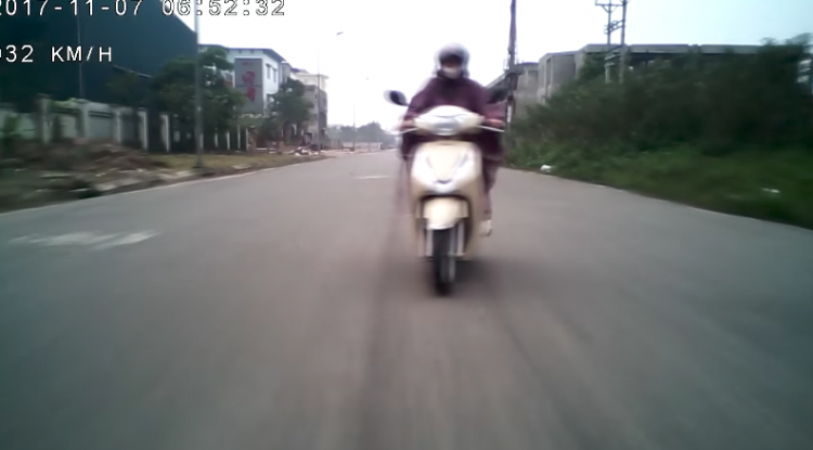 Tội chị đi xe lead.