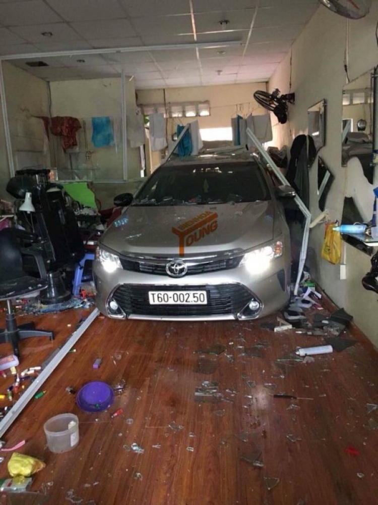 Nhầm chân ga, Toyota Camry tông vào tiệm cắt tóc khiến một người bị thương nặng