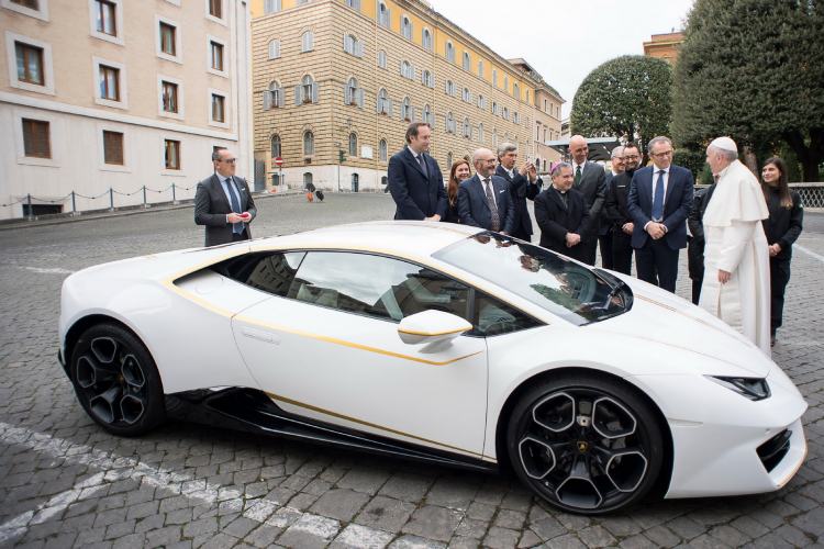 Lamborghini Huracan đặc biệt cho Đức Giáo Hoàng Francis đấu giá từ thiện