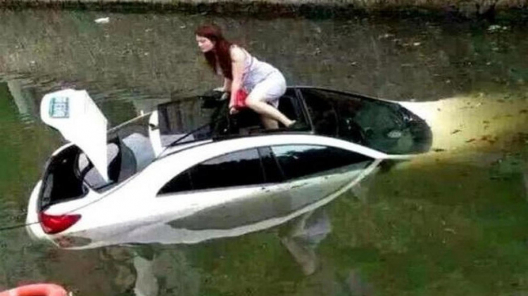 Các bác có thường xuyên mở cửa sổ trời trên xe không? Các bác có thường xuyên mở cửa sổ trời trên xe không?