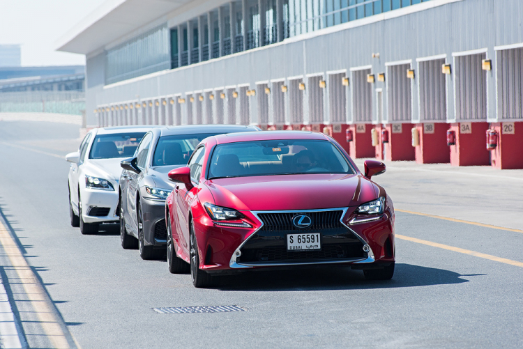 Dàn xe Lexus phô diễn trên đường đua ở Dubai