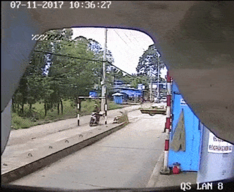 Anh nhân viên thu phí dũng cảm