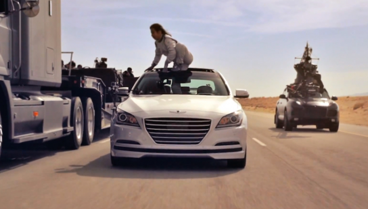 [Video] Đang chạy, tài xế Hyundai Genesis bỗng dưng nhảy ra khỏi xe