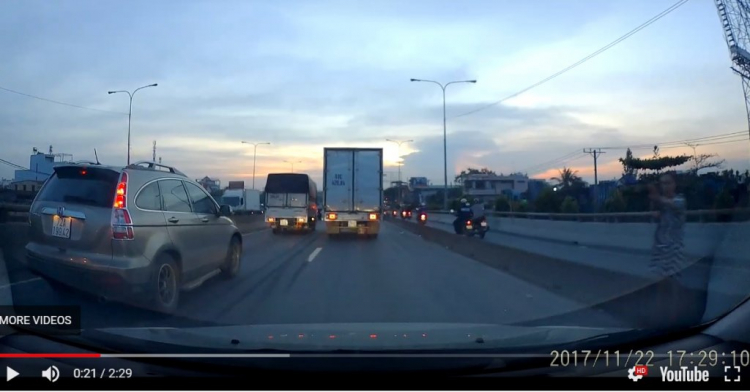 Các bác làm gì khi người đẹp đón xe trên cầu? Các bác làm gì khi người đẹp đón xe trên cầu?