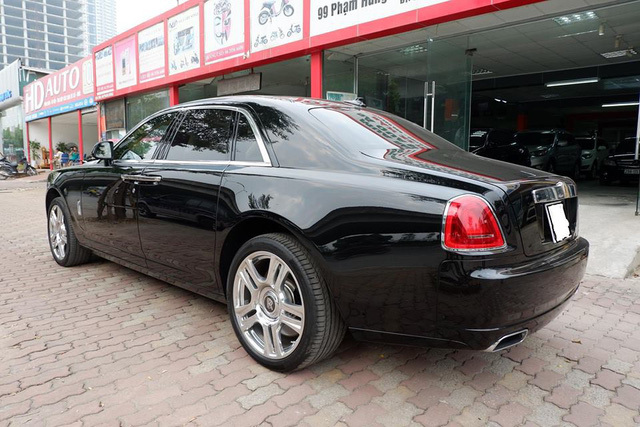 Rolls Royce Ghost 30 tỷ đồng rao bán trên vỉa hè Hà Nội