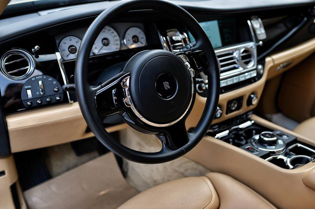 Rolls Royce Ghost 30 tỷ đồng rao bán trên vỉa hè Hà Nội