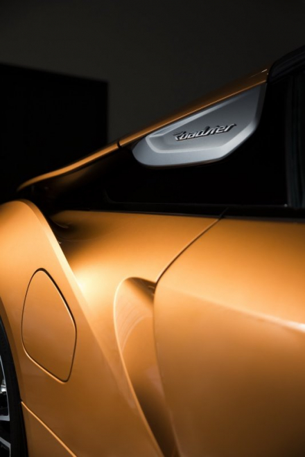 7.12019-BMW-i8-Roadster-Coupe-1.jpg