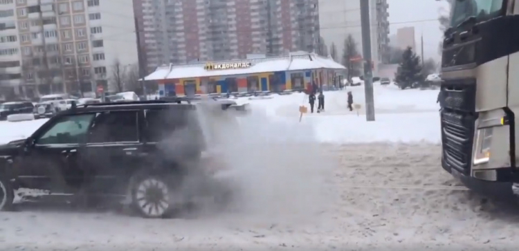 Subaru Forester cứu xe đầu kéo nặng hàng chục tấn bị kẹt trên đường tuyết