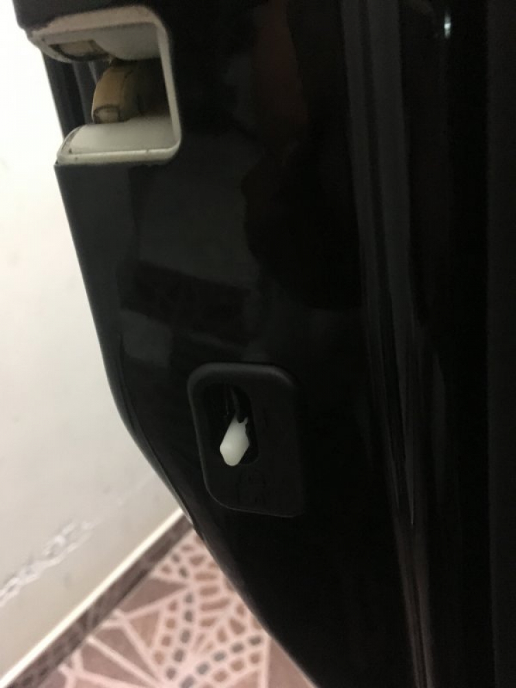 Lock cửa sau bên tài Lock cửa sau bên tài