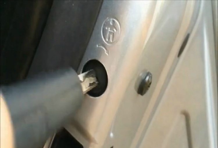 Lock cửa sau bên tài Lock cửa sau bên tài