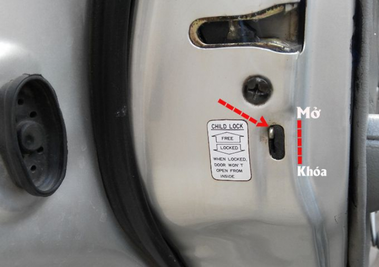 Lock cửa sau bên tài Lock cửa sau bên tài