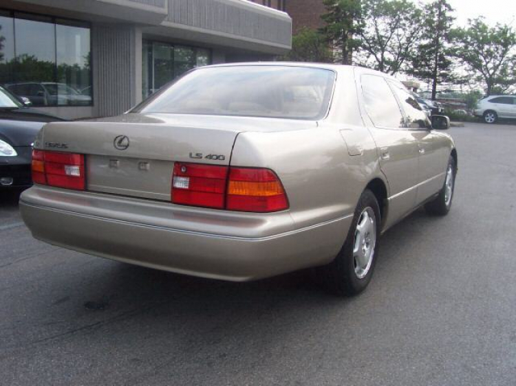 Lexus LS400, xin các bác tư vấn dùm em. Lexus LS400, xin các bác tư vấn dùm em.