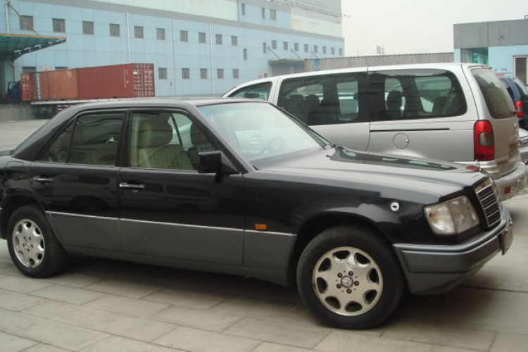 Cần tìm hiểu thông tin về Mercedes E220 đời 94.