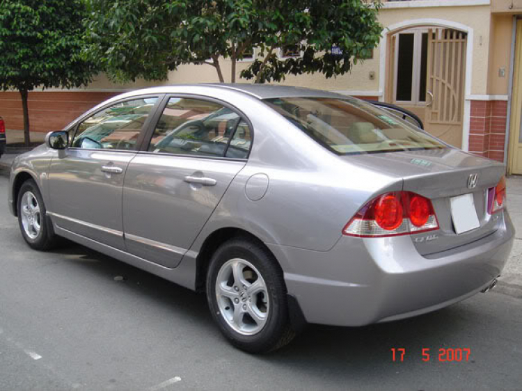 New Civic 2007 với người mẫu trẻ đẹp.