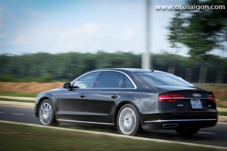 Trải nghiệm khoang lái thương gia trên Audi A8L 2014