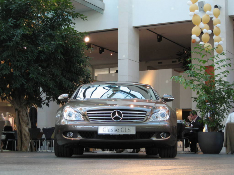 Xe trong Showroom Mercedes - Paris