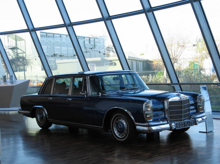 Xe trong Showroom Mercedes - Paris