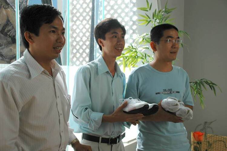 Đấu giá giầy Puma vào quỹ hỗ trợ nạn nhân sập cầu Cần Thơ! Đấu giá giầy Puma vào quỹ hỗ trợ nạn nhân sập cầu Cần Thơ!