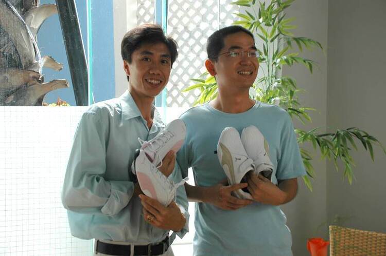 Đấu giá giầy Puma vào quỹ hỗ trợ nạn nhân sập cầu Cần Thơ! Đấu giá giầy Puma vào quỹ hỗ trợ nạn nhân sập cầu Cần Thơ!