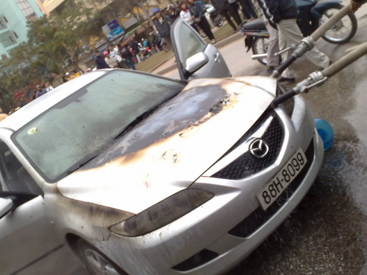HN chiều ngày 27/01/2008: Mazda 6 màu bạc bị cháy